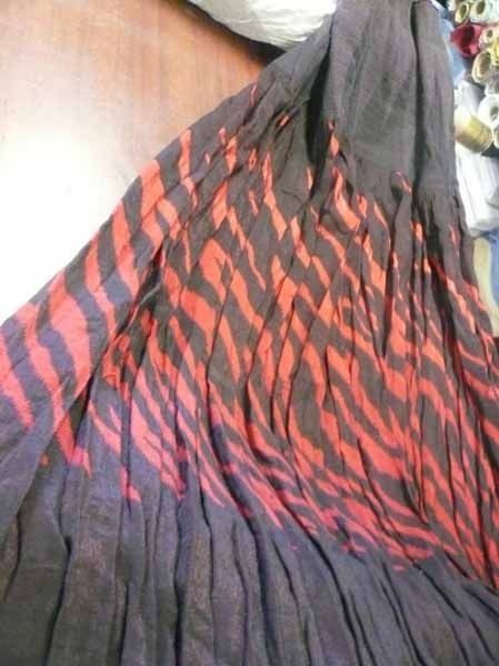 Una tela de rayas rojas y negras está sobre una mesa.