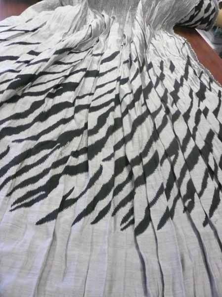 Un primer plano de una tela con estampado de cebra sobre una mesa.