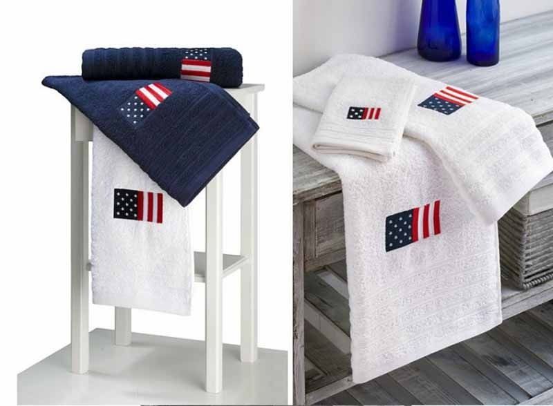 Una toalla azul y blanca con una bandera estadounidense.