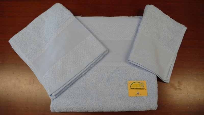 Una toalla blanca con una etiqueta amarilla