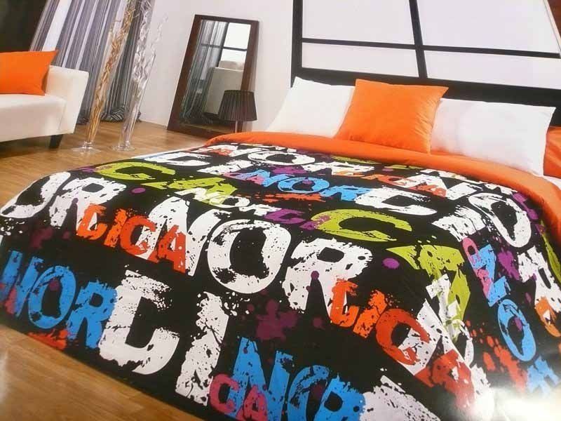 Una cama con un edredón colorido que dice 'graffiti'.