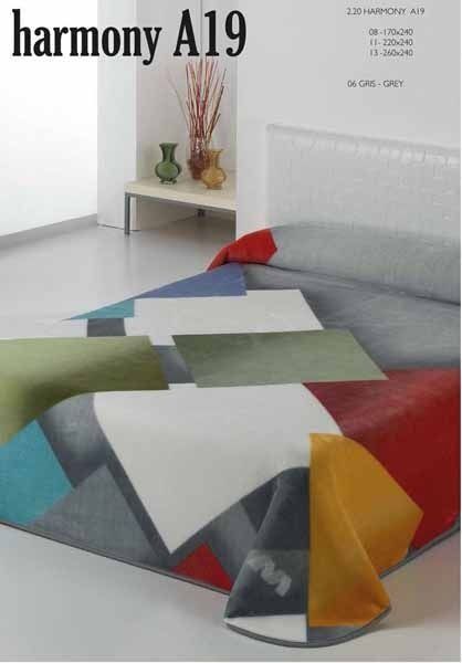 Una colorida manta Harmony A19 está sobre una cama.