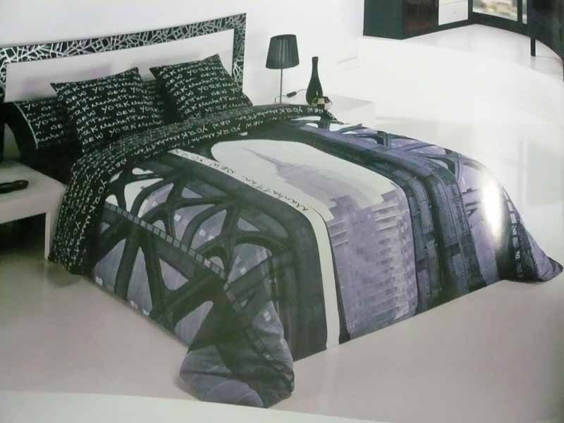 Una cama con un edredón morado y almohadas encima.