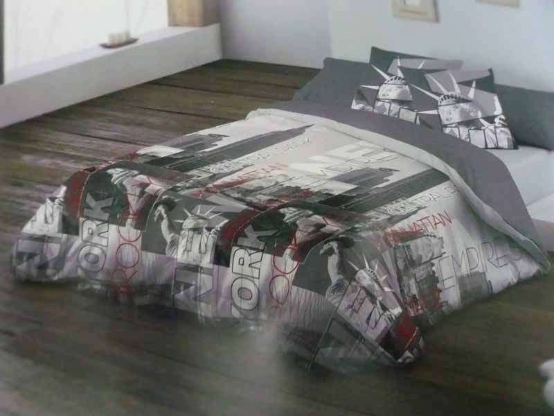 Una cama con un edredón y almohadas encima