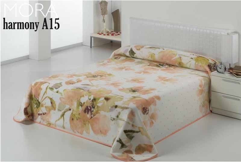 Una cama con una manta que dice mora harmony a15