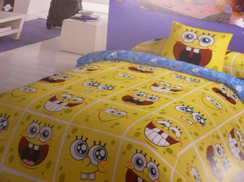 Una cama con caras de Bob Esponja.