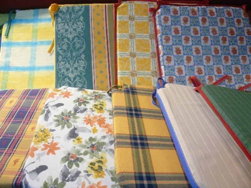 Un montón de cojines con diferentes patrones.