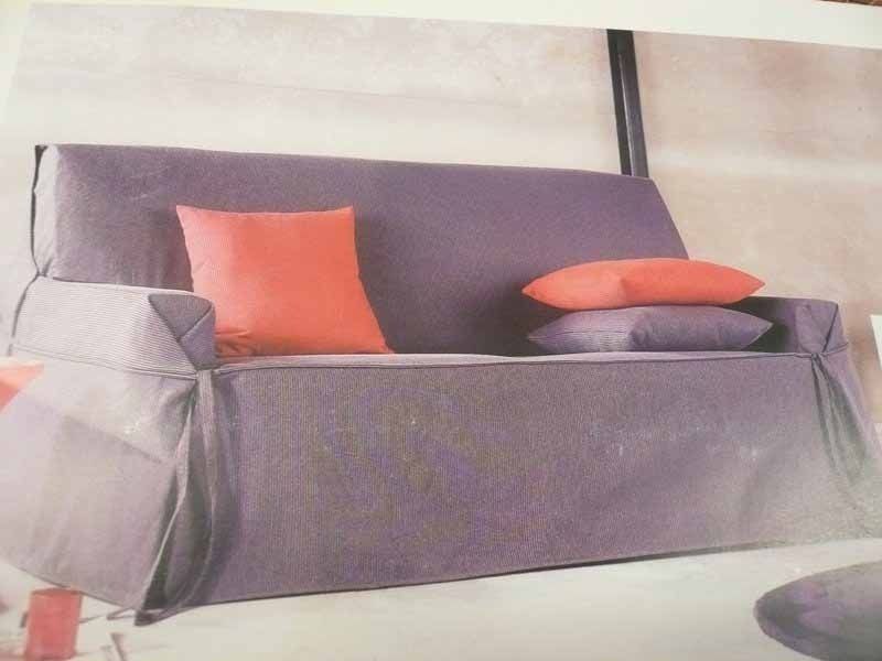 Un sofá morado con cojines naranjas.
