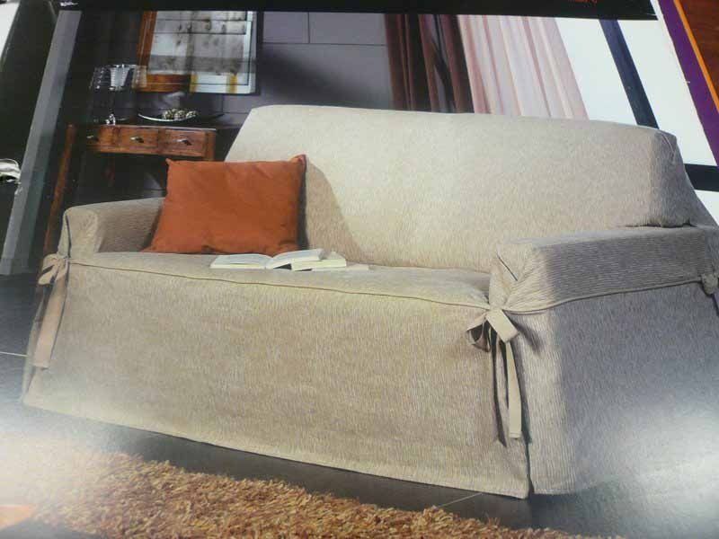 Una foto de un sofá con una almohada encima.