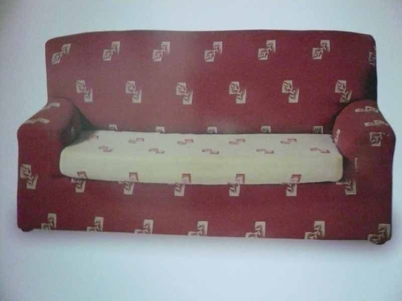 Un sofá rojo con letras blancas.