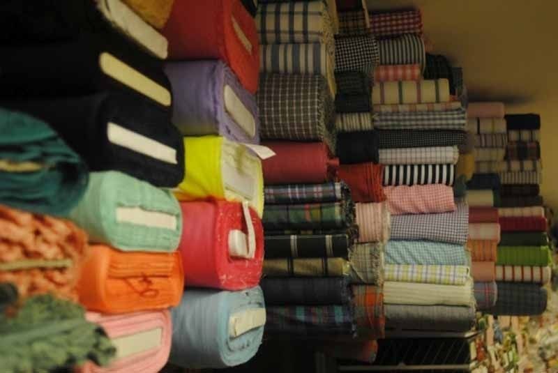 Un montón de rollos de tela están apilados uno encima del otro