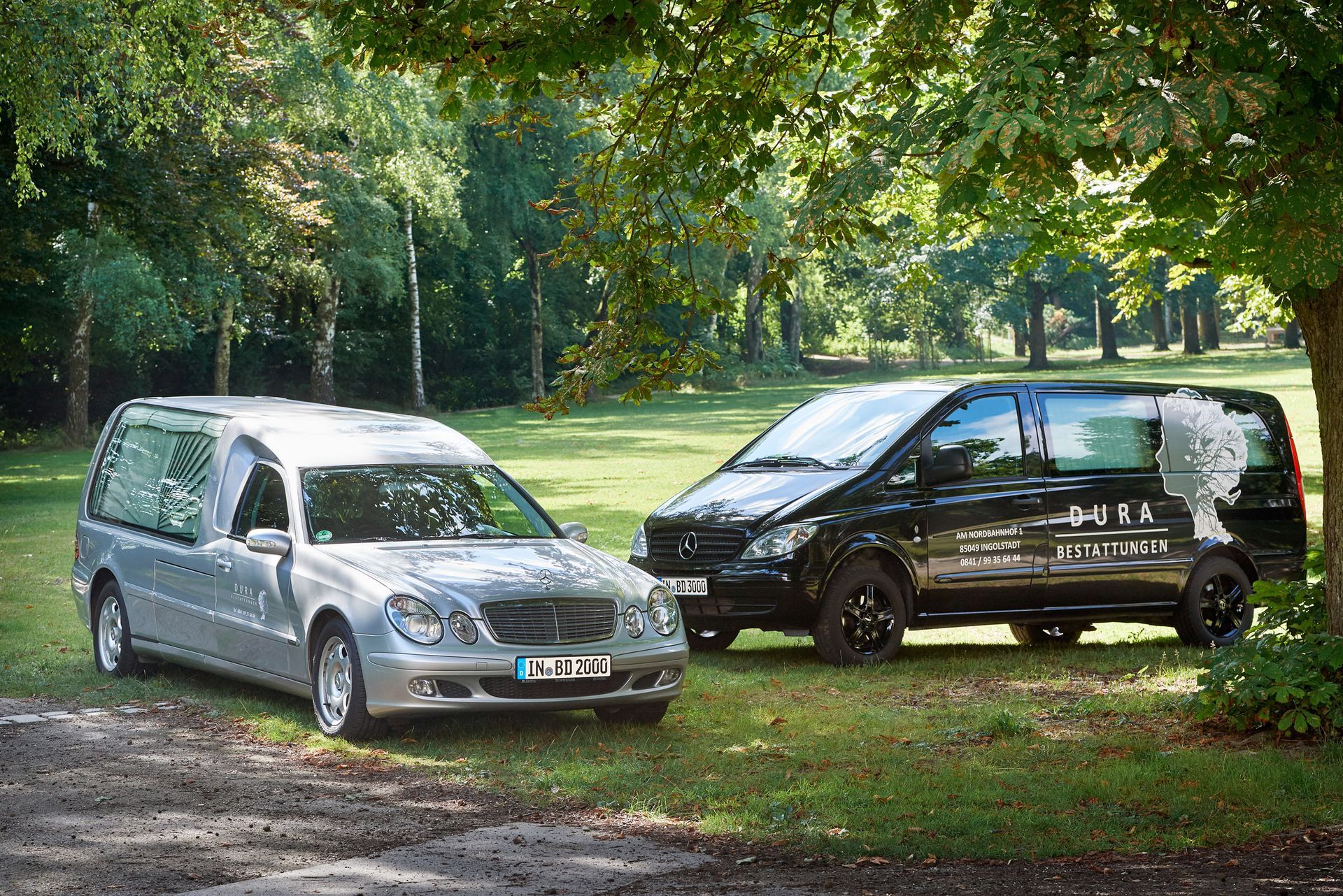 silbener und schwarzer Leichenwagen