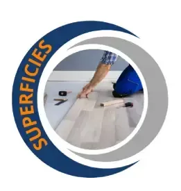 Un hombre está instalando un piso de madera en un círculo que dice superficies