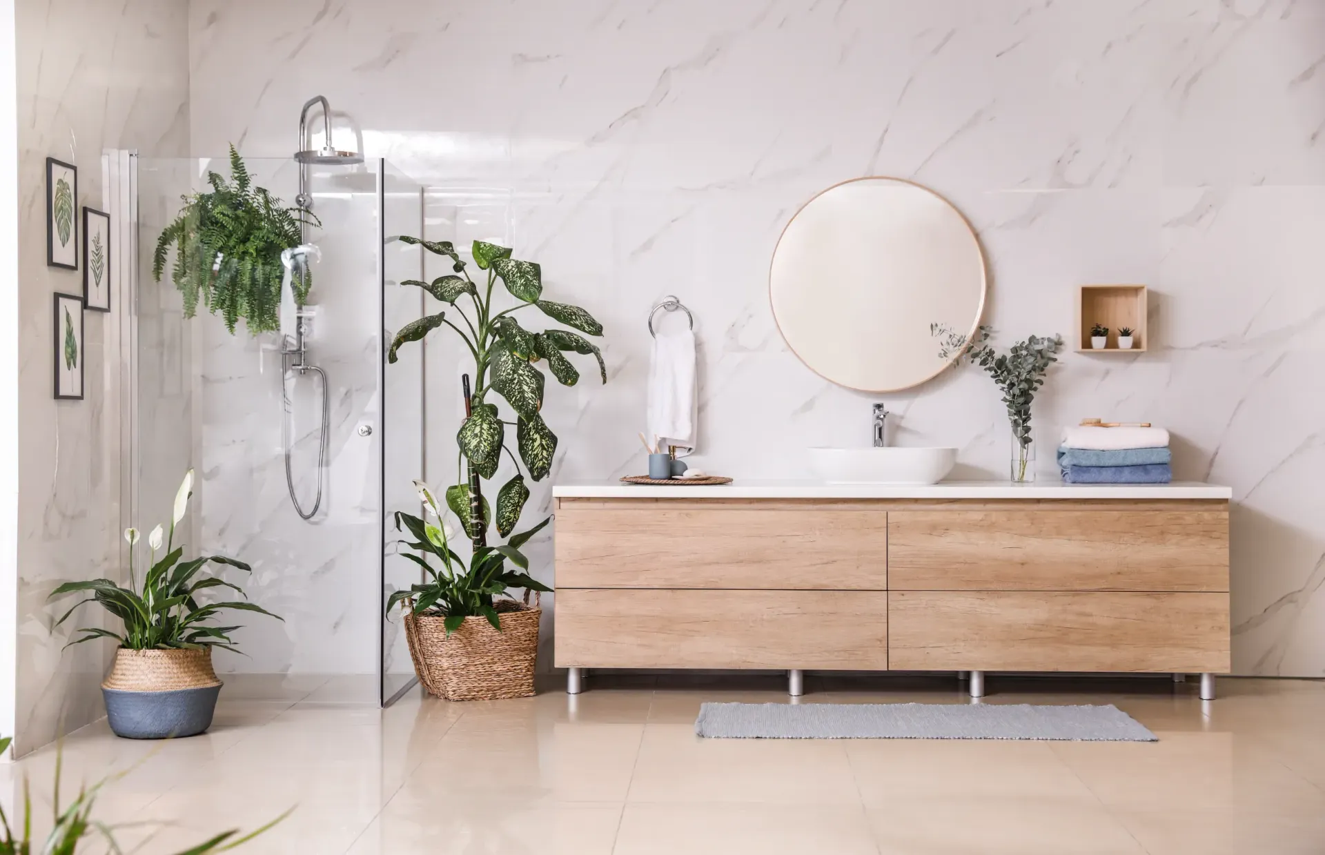 Una cocina con muebles de madera, una mesa y sillas.