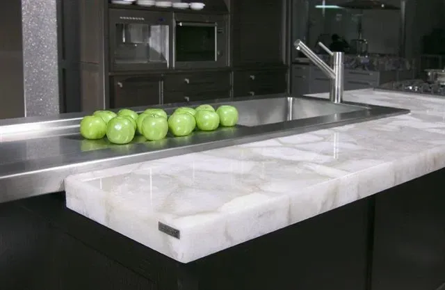 Una cocina con muebles de madera, una mesa y sillas.