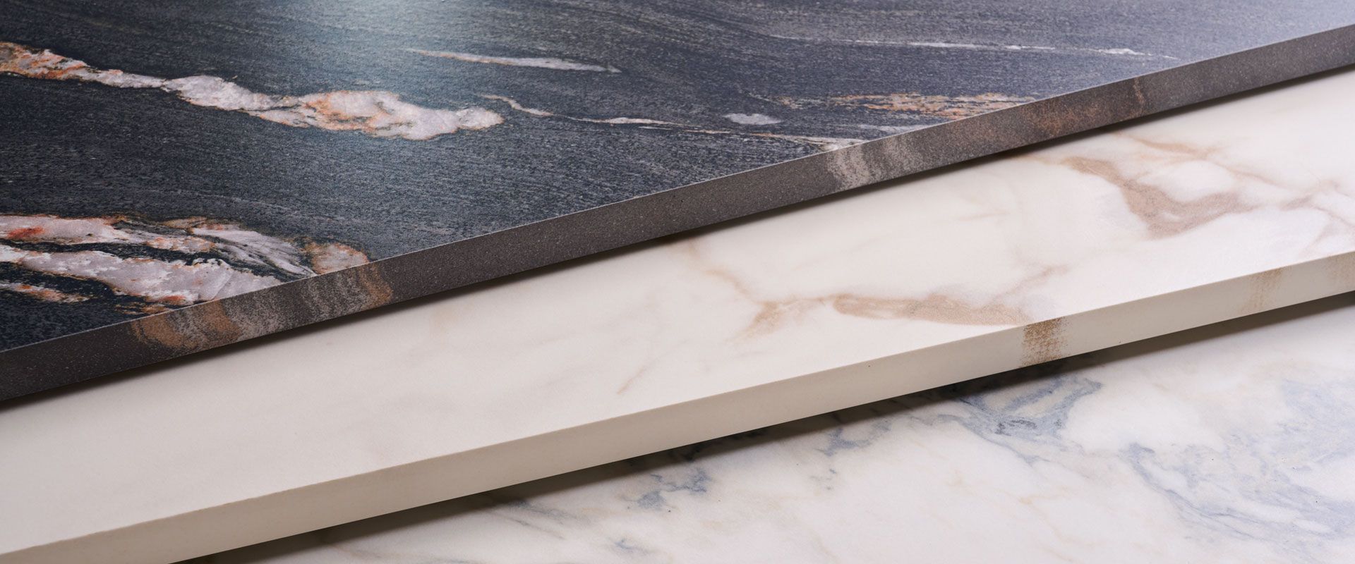 Un hombre está usando un taladro para atornillar un trozo de madera a un armario.