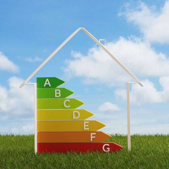 Maison avec une échelle de performance énergétique. 