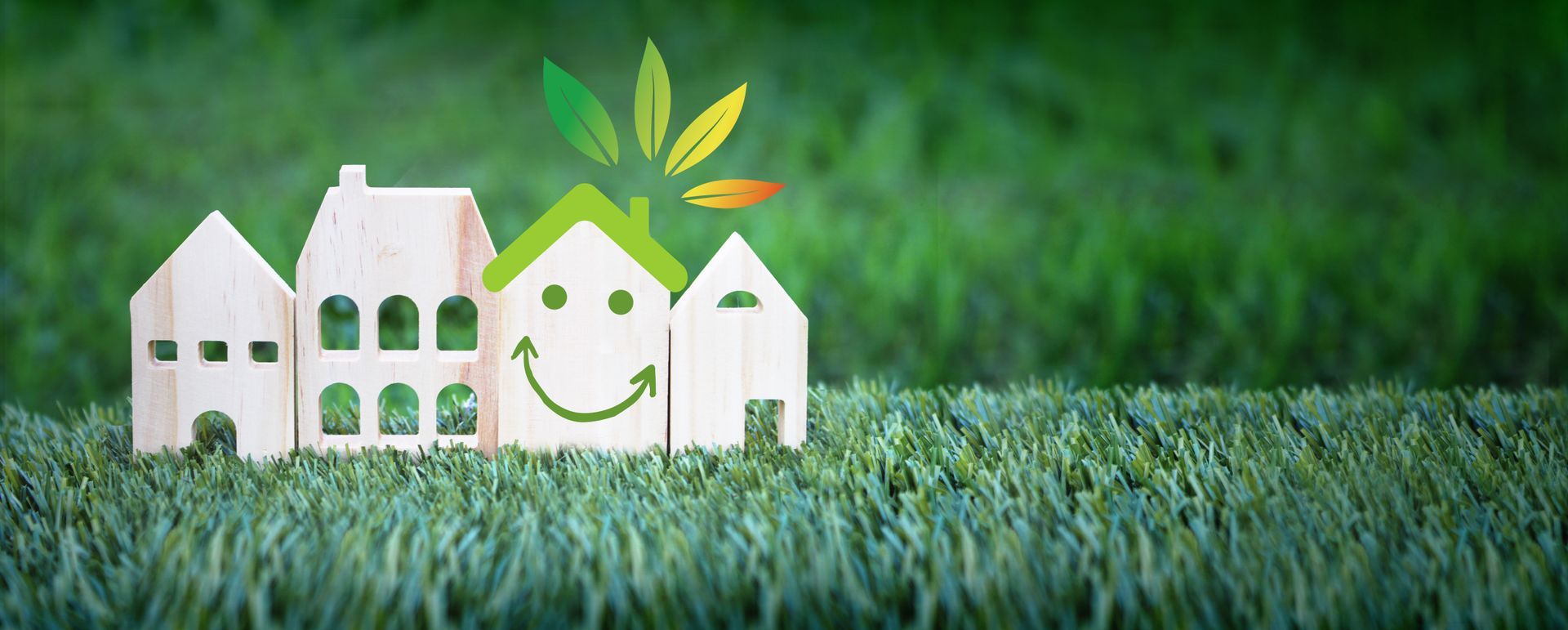 4maisons en bois sur la pelouse.