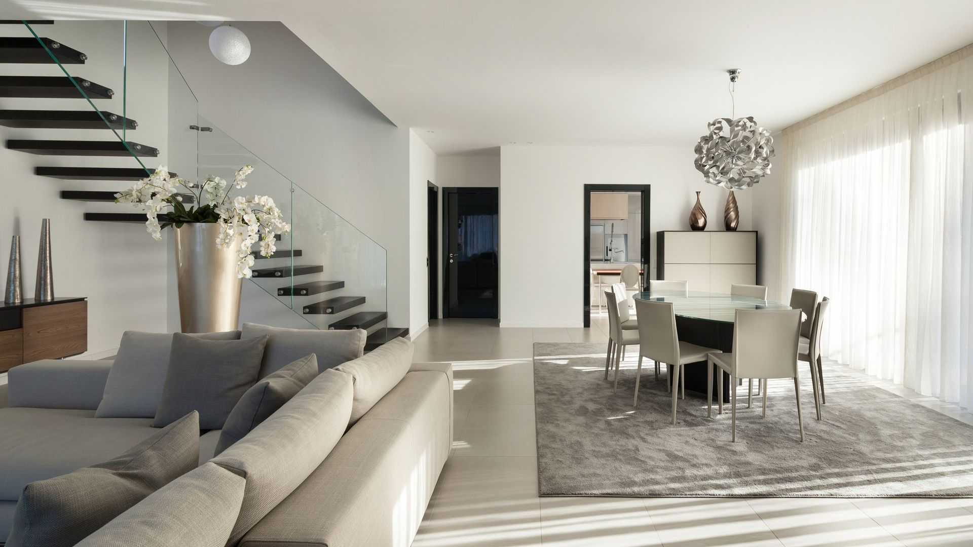 Intérieur d'un appartement moderne avec des meubles et un escalier.
