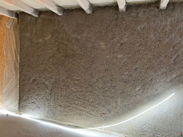 Mur intérieur et le plafond avec les poutres apparentes.