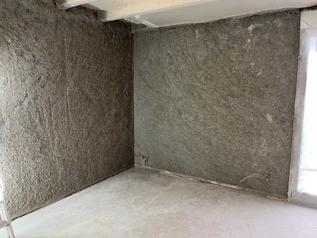 Les murs intérieurs avec l'isolation chaux-chanvre.