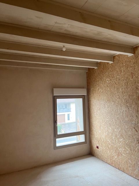 Le mur intérieur avec une fenêtre.