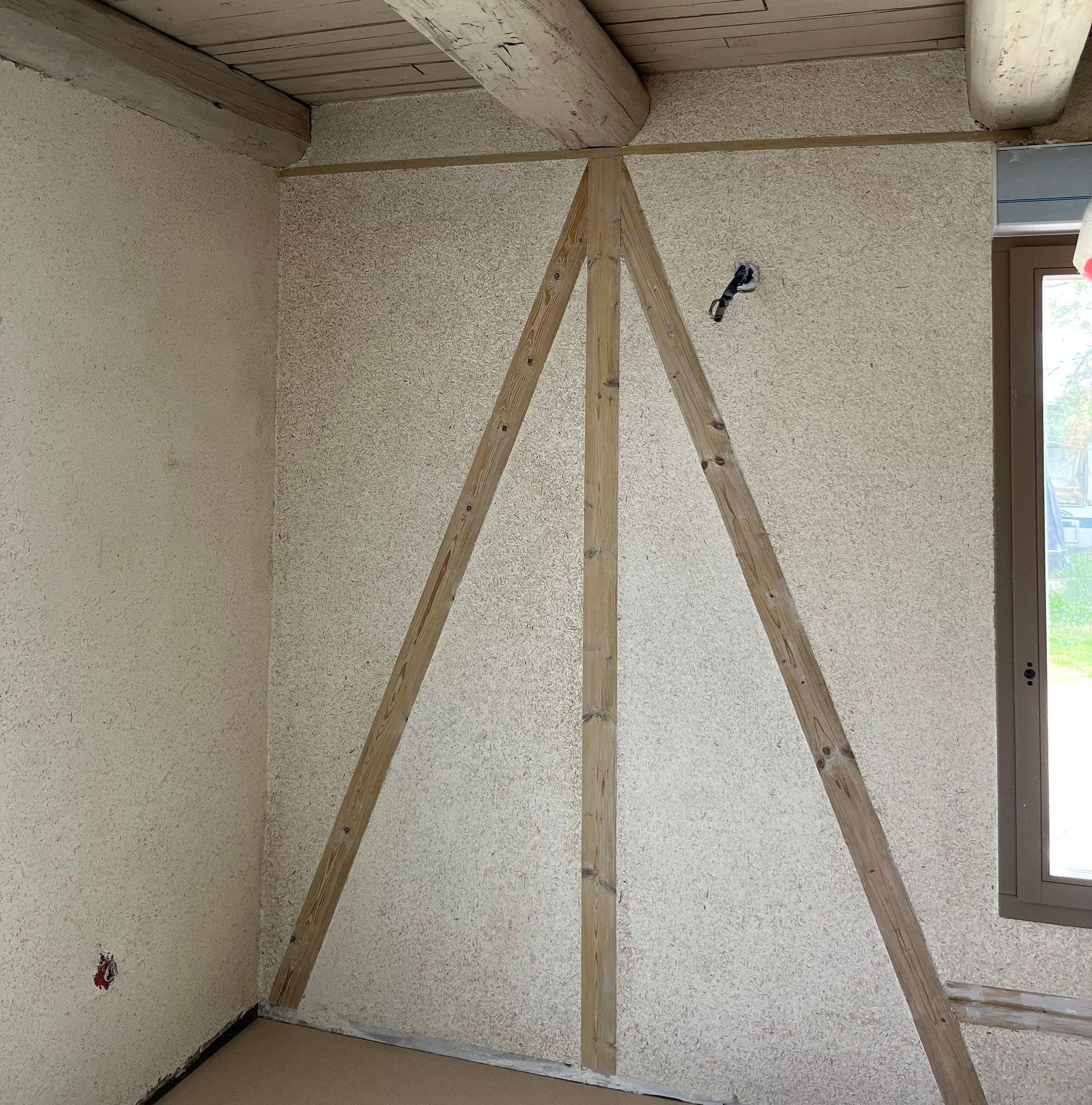 Les murs intérieurs avec les poutres du plafond.
