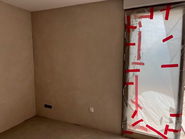 Les murs intérieurs avec la finition de chaux blanche.
