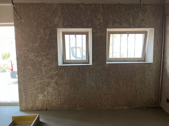 Mur intérieur avec deux fenêtres.