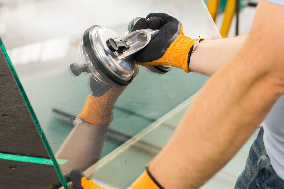 Ouvrier changeant une vitre d'une fenêtre