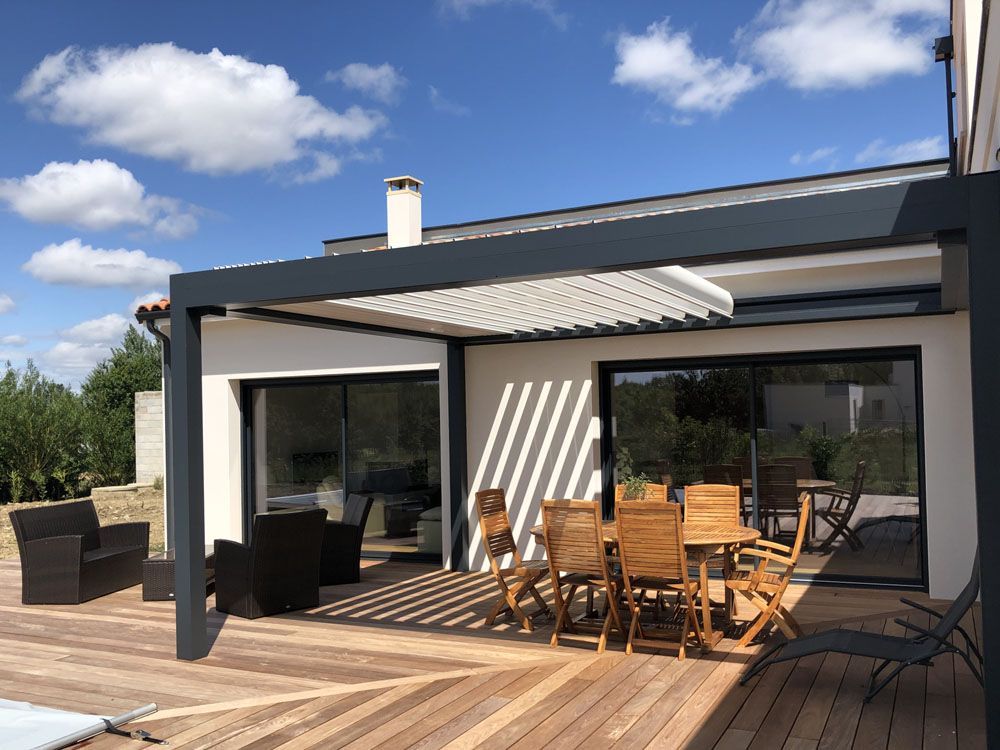 Pergola bioclimatique sur une terrasse en bois