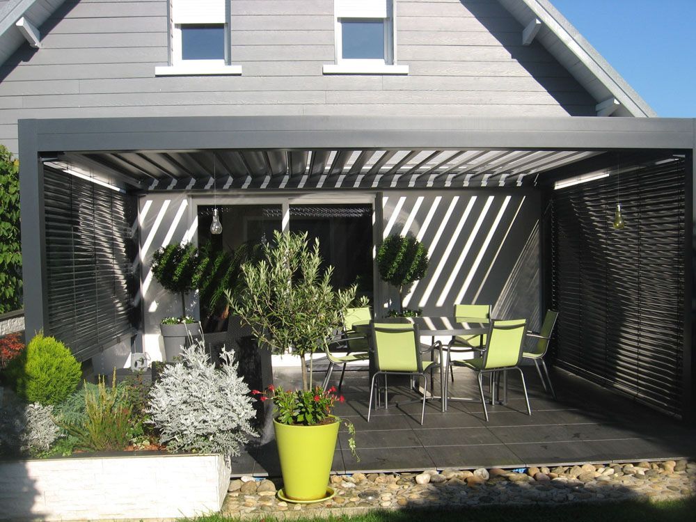Petite pergola contre une maison
