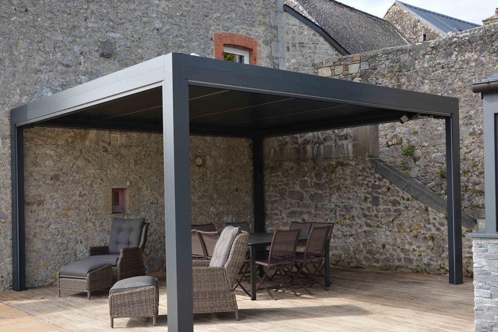 Pergola bioclimatique avec un salon de jardin
