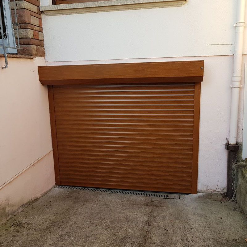 Porte de garage enroulable marron