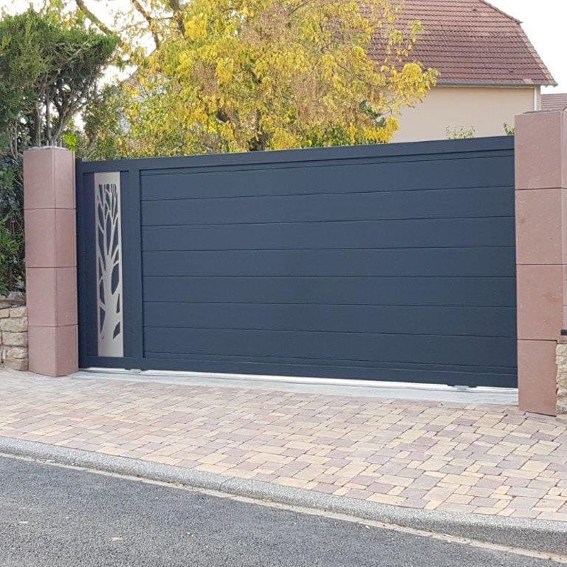 Portail d'une maison avec des décorations