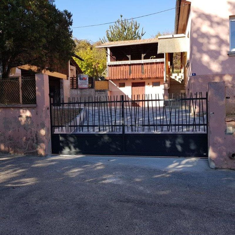 Portail d'une maison avec des décorations