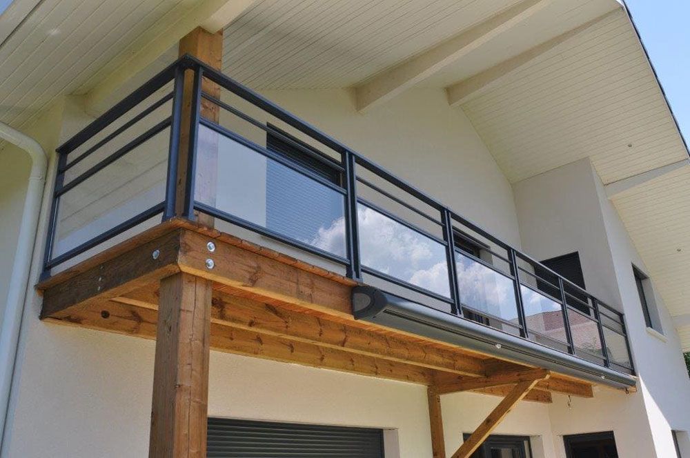 Balcon en bois avec un garde corps vitré