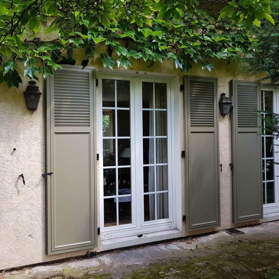Porte fenêtre en PVC avec des volets battants