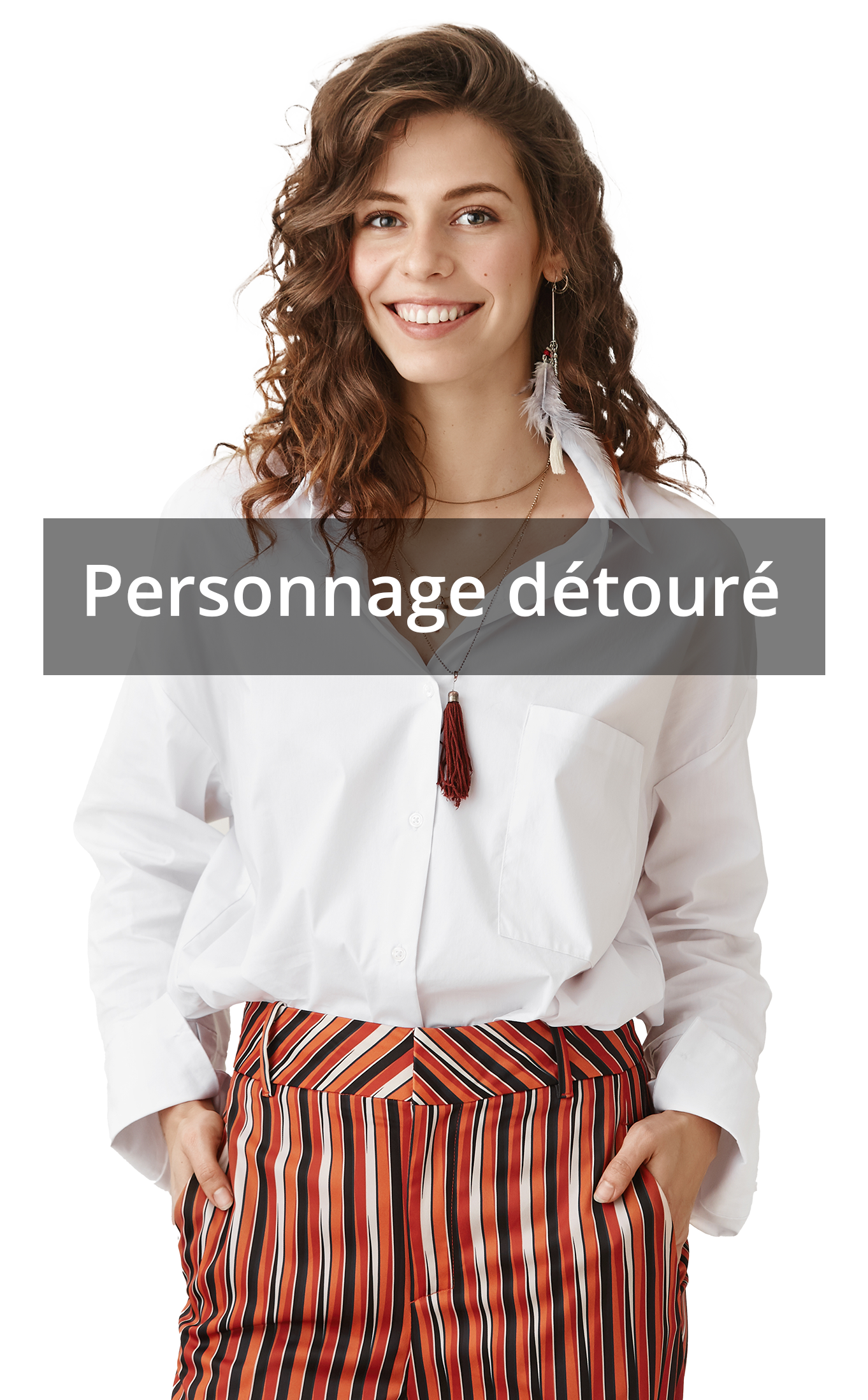 Femme en chemise blanche et pantalon à motifs, souriante, les mains dans les poches.