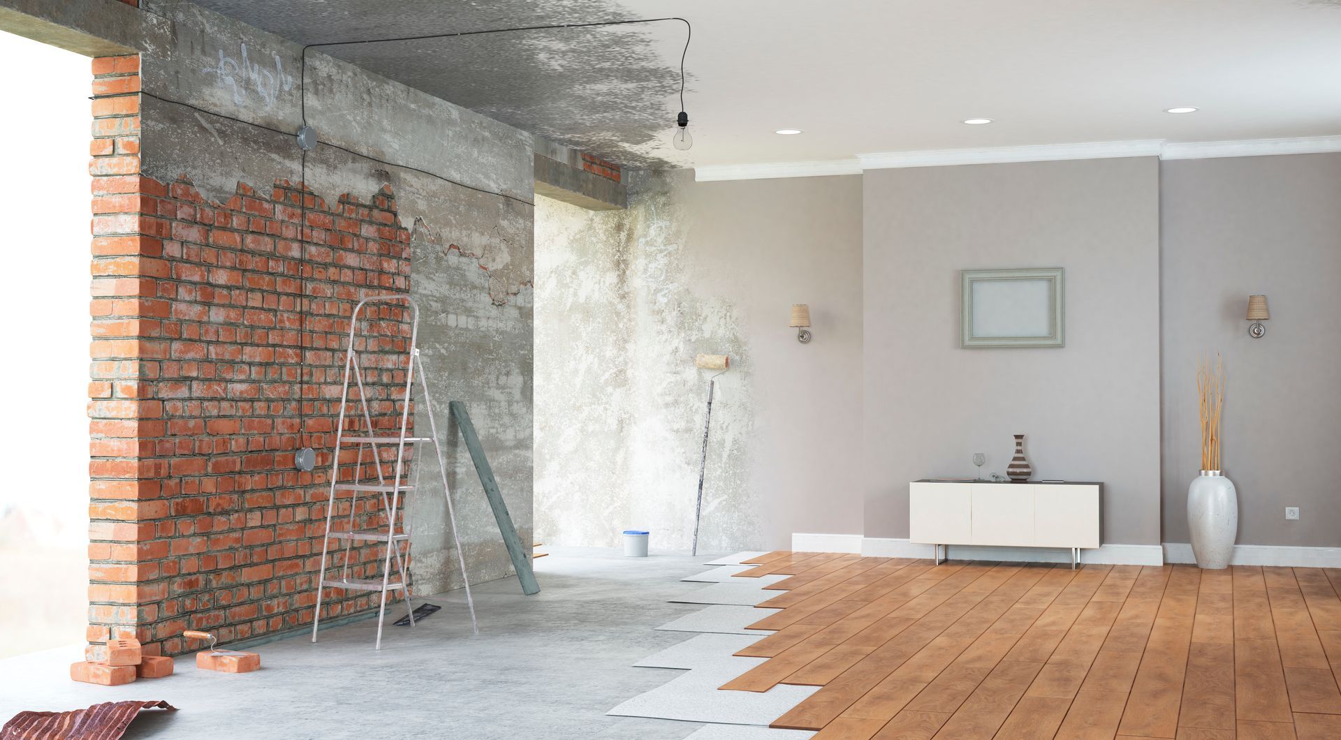 Pièce en cours de rénovation ; mur de briques inachevé et béton jouxtant une pièce finie avec parquet et armoire blanche.