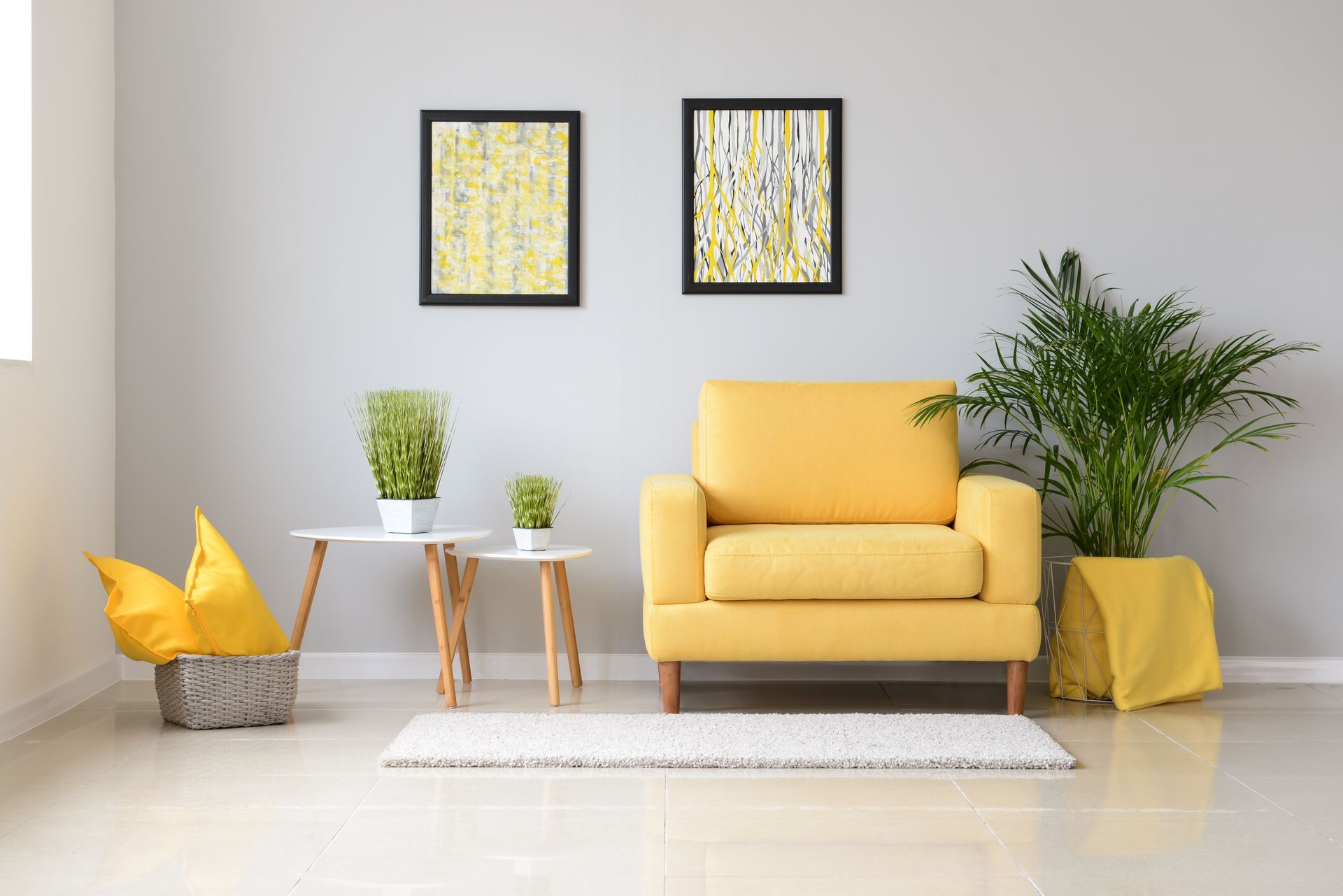 Fauteuil jaune et éléments de décoration dans une pièce grise.