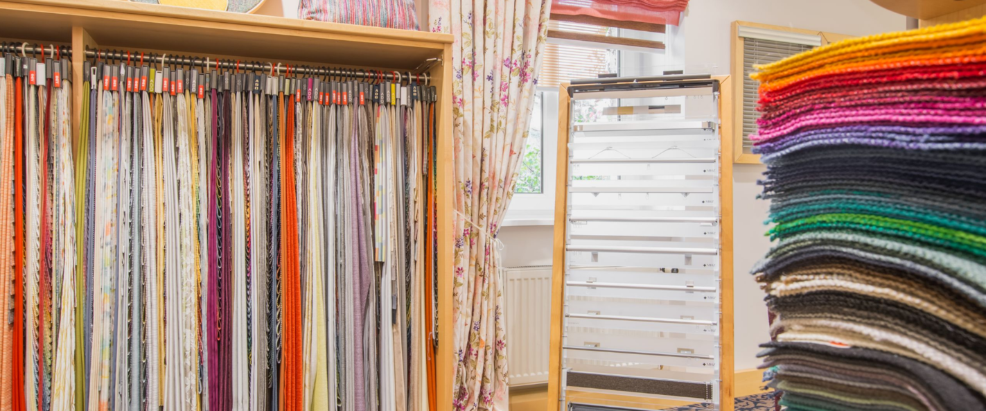 Müller Raum + Dekor – Wohnzimmer mit großen Fenstern und Gardinen