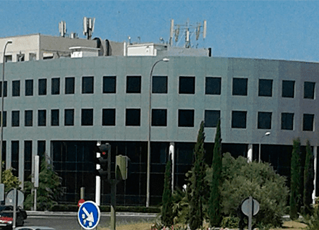 Un gran edificio con antenas en la parte superior.