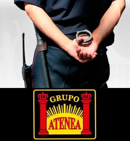 Un hombre con esposas se encuentra frente a un logotipo del Grupo Atenea.