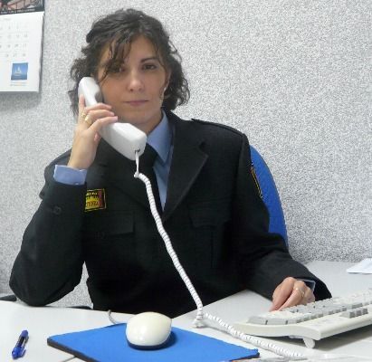 Una mujer sentada en un escritorio hablando por teléfono