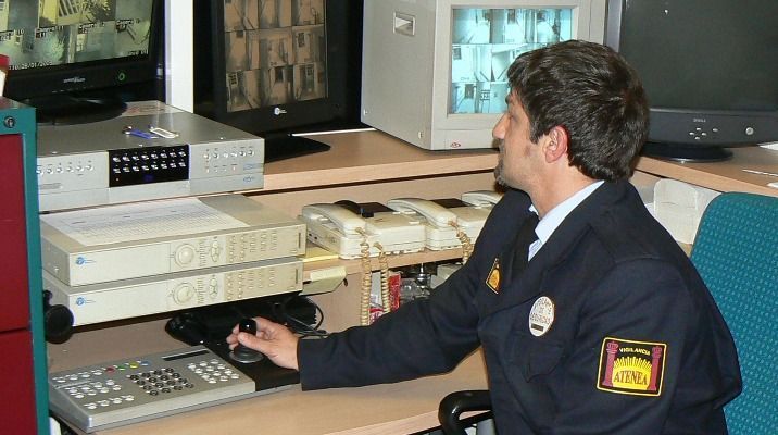 Un hombre sentado en un escritorio con una placa que dice