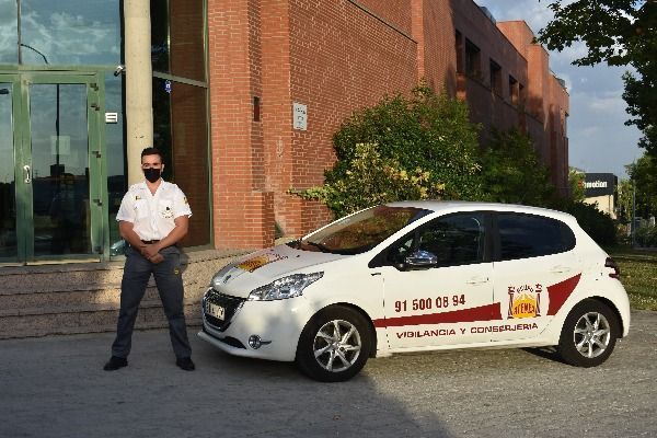 Un hombre parado frente a un automóvil blanco con el número 11 300 05 14 en el costado
