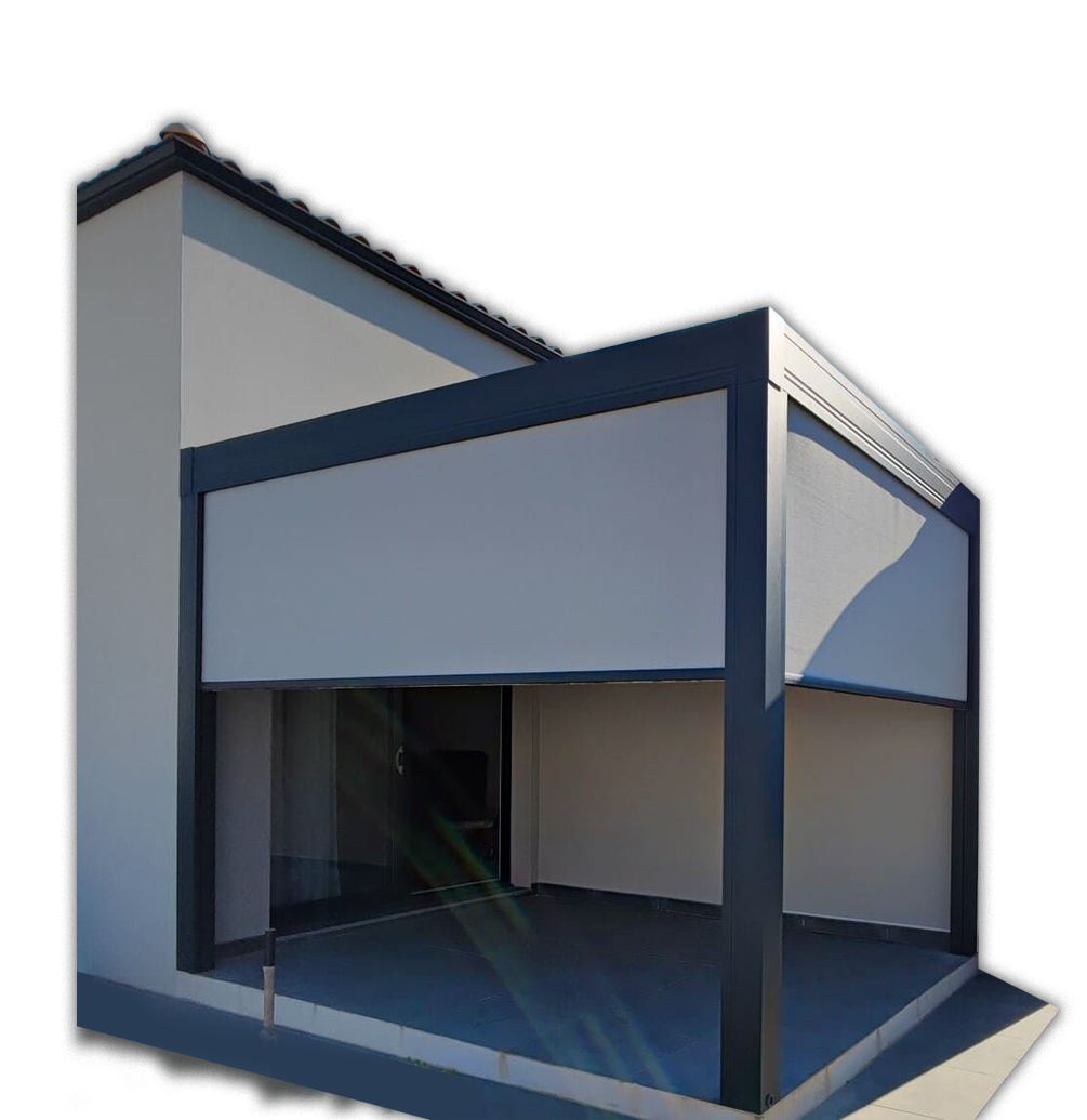 Bâtiment moderne avec auvent gris et finitions sombres, vue extérieure.