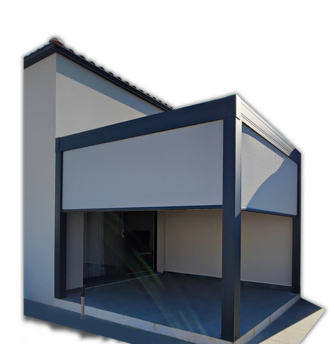 Bâtiment moderne avec auvent gris et finitions sombres, vue extérieure.