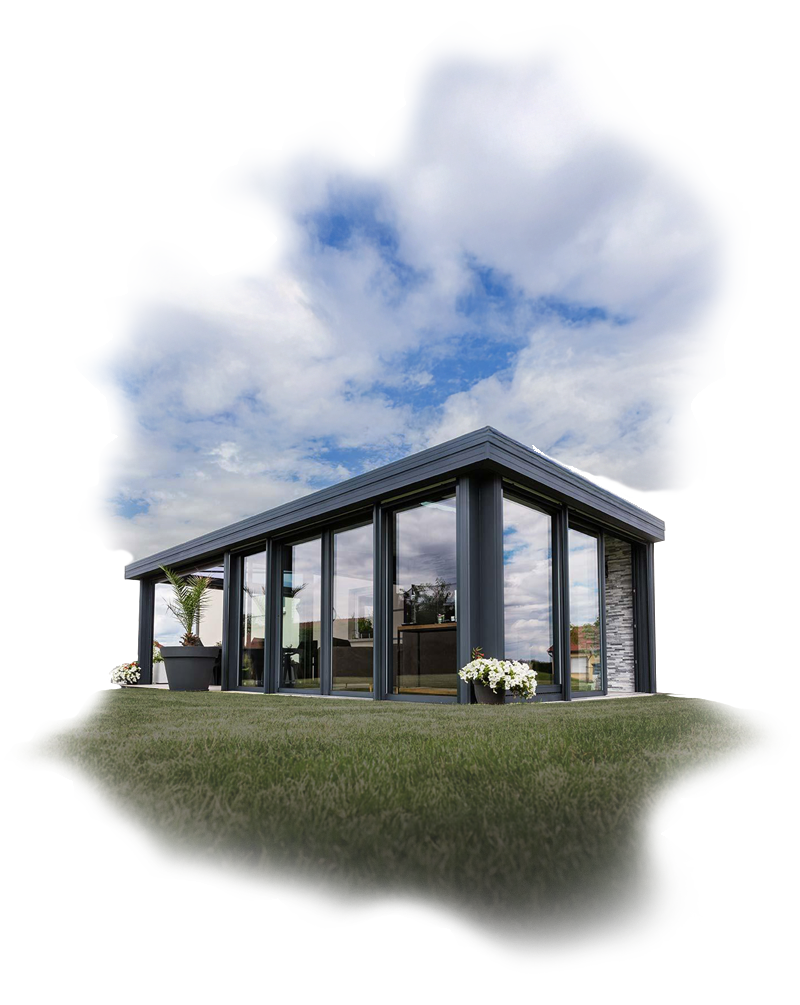 Gazebo moderne aux parois de verre et à la structure grise, sur une pelouse verte sous un ciel partiellement nuageux.